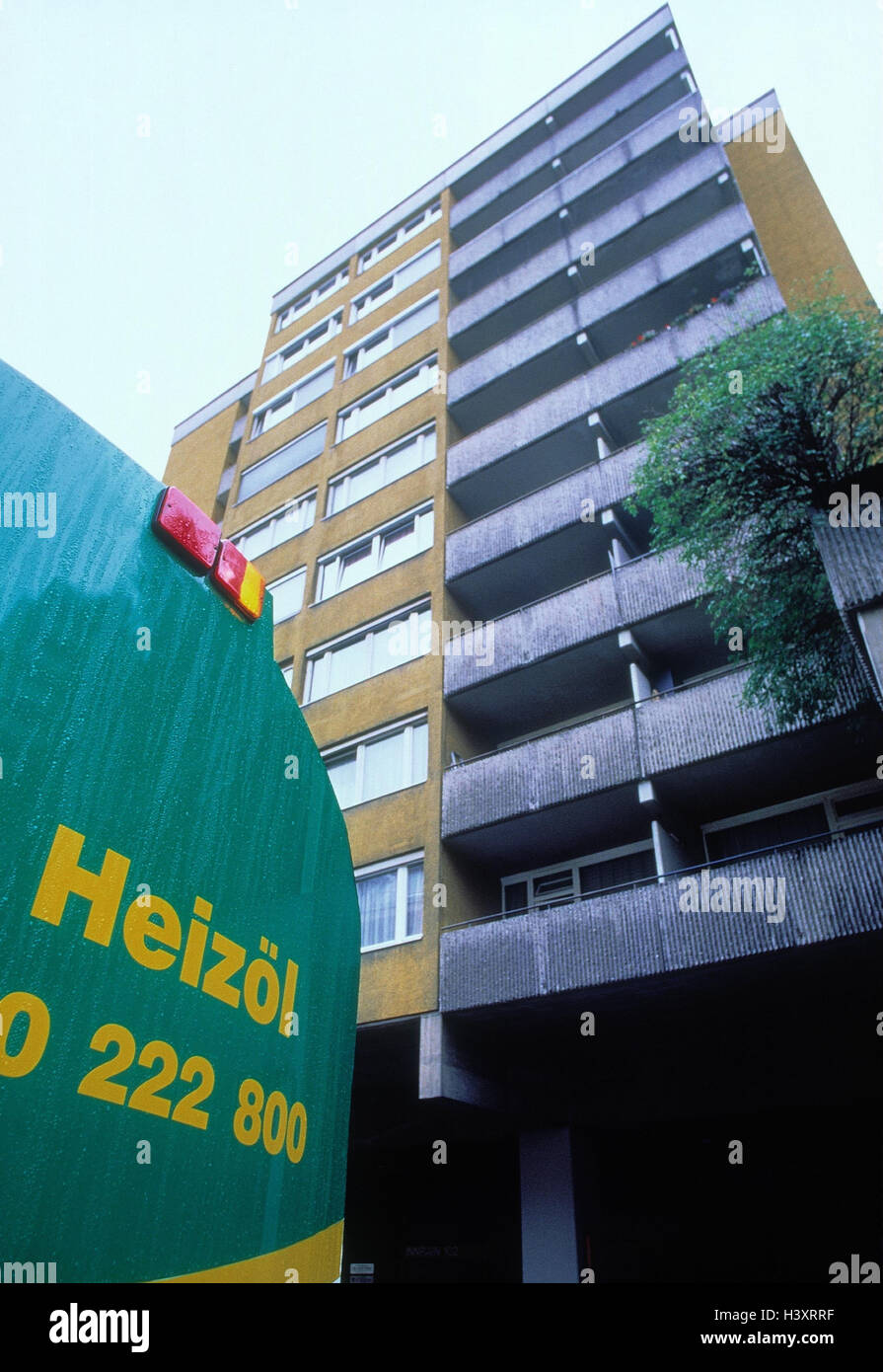 Tower Block, Kraftstoff-Öl-Tanker, Detail, Heizöl Lieferung, Haus, Wohnhaus, Hochhaus, Öl, Heizöl, Rohöl, Kraftstoff, Lieferung, Öl-Lieferant, Heizöl Lieferant, tanken, tanken, liefern, füllen, Benzintank, Öltank, Heizöl Öl-Anlieferung liefern Stockfoto