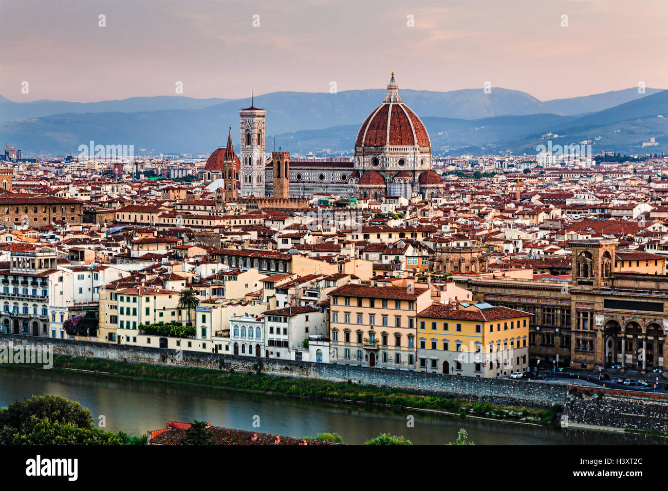 Erhöhten Blick auf Florenz Stadt Zentrum von Santa Maria Del Fiore Kathedrale, entworfen von Michelangelo am Fluss Arno dominiert. Stockfoto