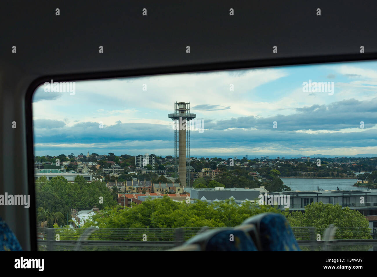 Sydney-Ports Authority Tower schrittweise abgerissen werden, fotografiert von einem Zug Stockfoto