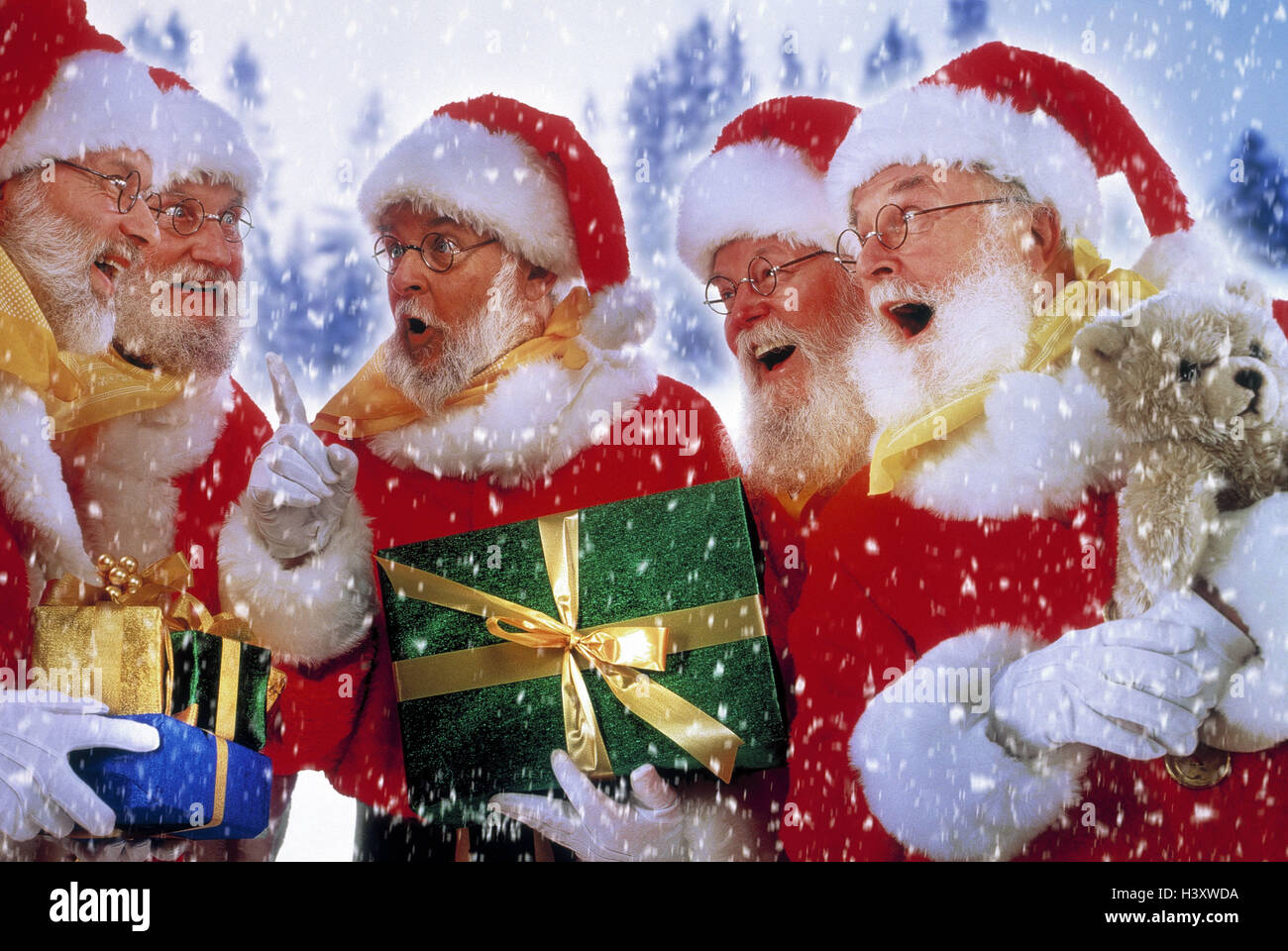 Weihnachtsmänner, Geschenke, Unterhaltung, glücklich, überrascht Composing, Studio, Weihnachten, Weihnachtsmann, Santa, Gruppe 5, Weihnachten, Erzählung, Array, Tipp, Mimik, Erstaunen, staunen, Überraschung, Schneefall, Weihnachtsgeschenke, Überraschungen, Teddybär Stockfoto