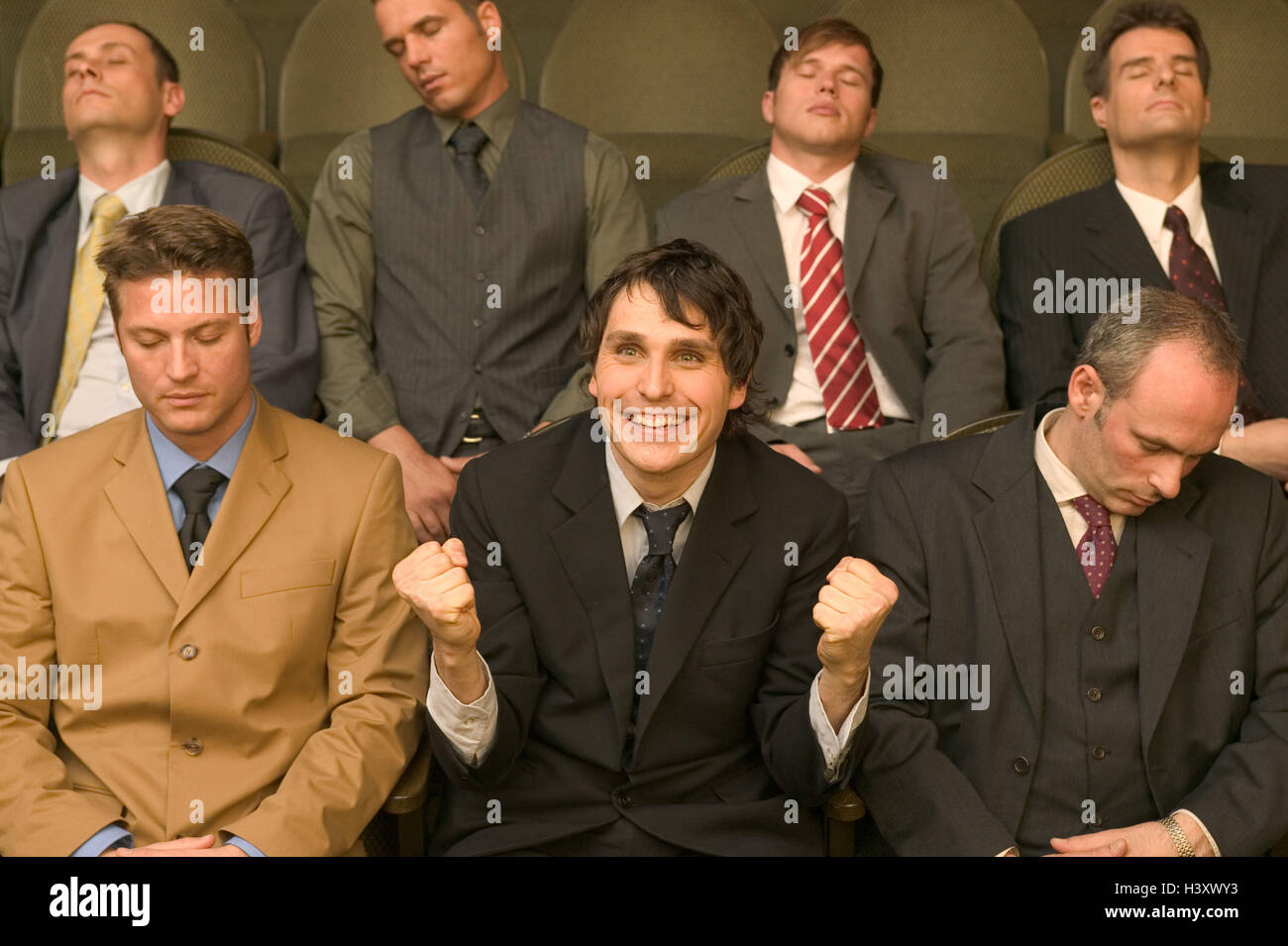 Kino, Zeilen, Kollegen, Schlaf, Mann, jung, jubeln, Bild, Kinosaal, Theater Halle gruppieren, besuchen, ins Kino, besuchen, Theater, Freizeit, Publikum, Zuschauer, Singles, mehrere, Männer, Kollegen, Jahren Arbeit, Leistung, Unterschied, Kontrast, Interesse, Desinteresse, Begeisterung, Langeweile, Müdigkeit, Schlaf, eingeschlafen, Erschöpfung, wach, hellwach, Kraft, Kraft, Ventilator, Spannung, angespannt bleiben, Freude, Emotionen, jubeln, Fäuste geballt, Geste, mitreißenden Stockfoto