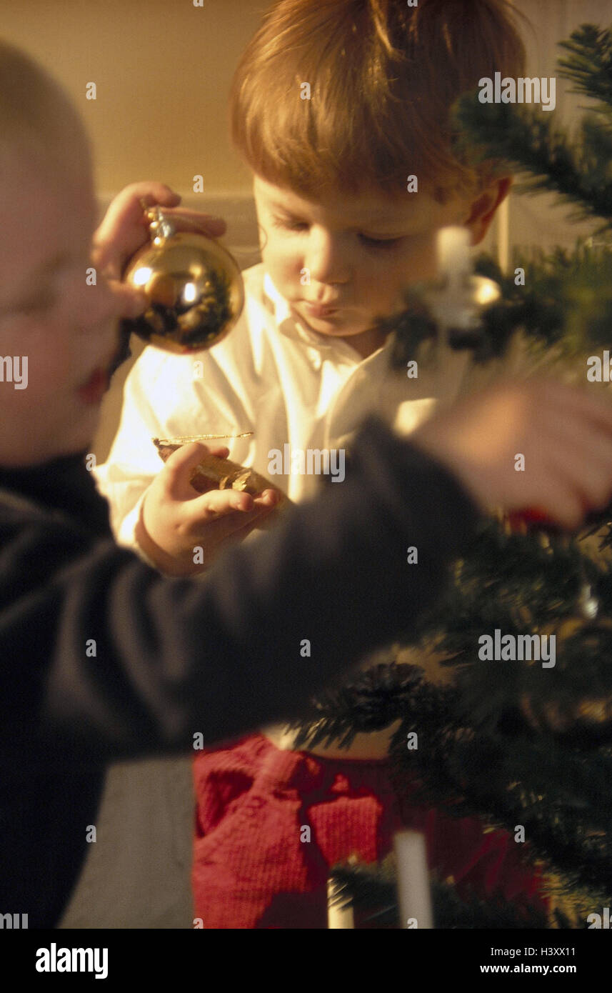 Kinder, Weihnachtsbaum, dekorieren, Weihnachtsbaum Kugel, Detail, innen, Zuhause, Weihnachten, Kind, junge, zwei, Christbaum, Christbaumschmuck, Baum-Schmuck, Kugel, halten in der Nähe von Unschärfe Stockfoto