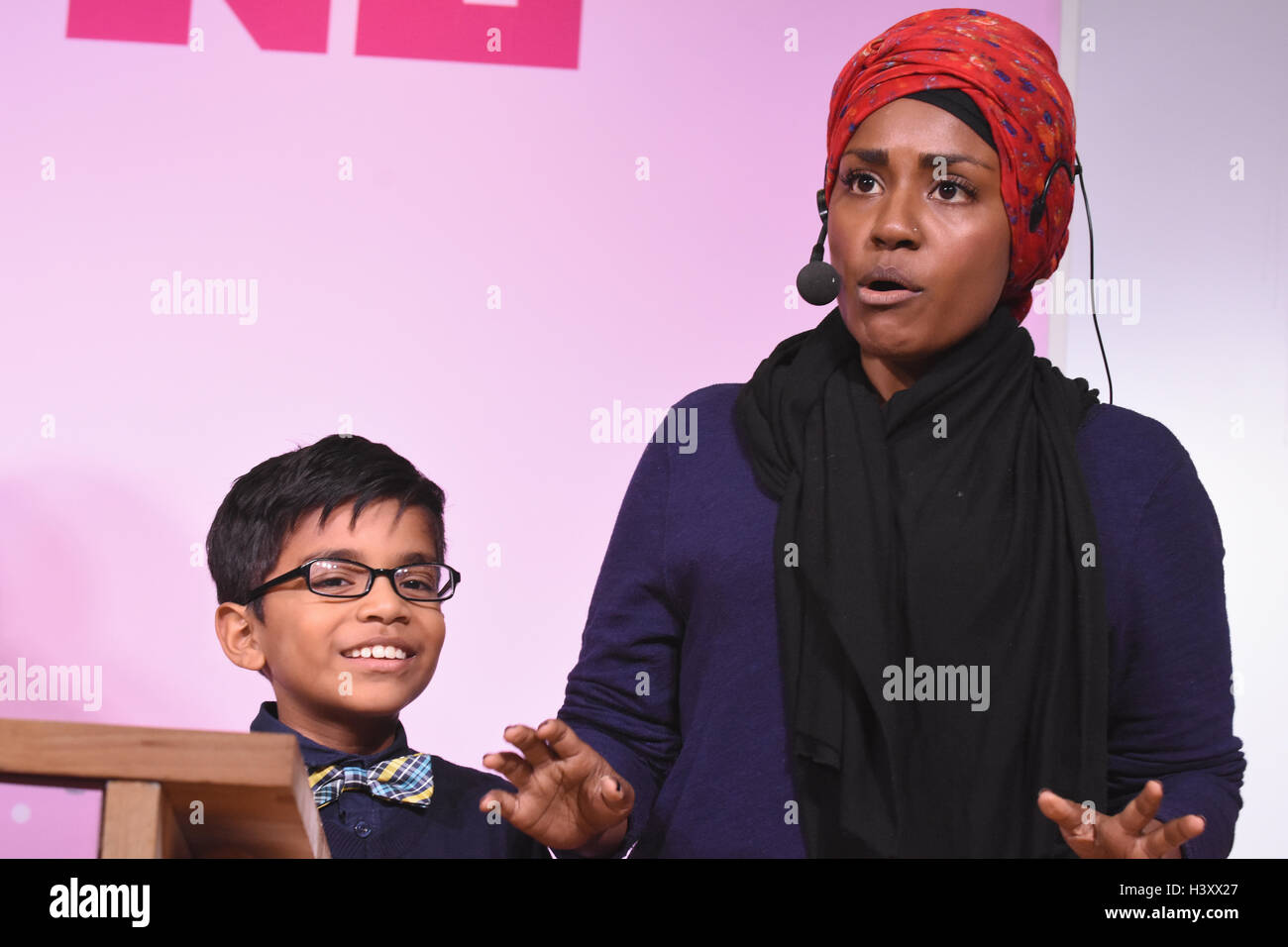 Nadiya Hussain mit ihrem Sohn, der große britische Backen Off Sieger 2015, Backen Demonstration, The & backen Kuchen Show, Excel, London UK Stockfoto