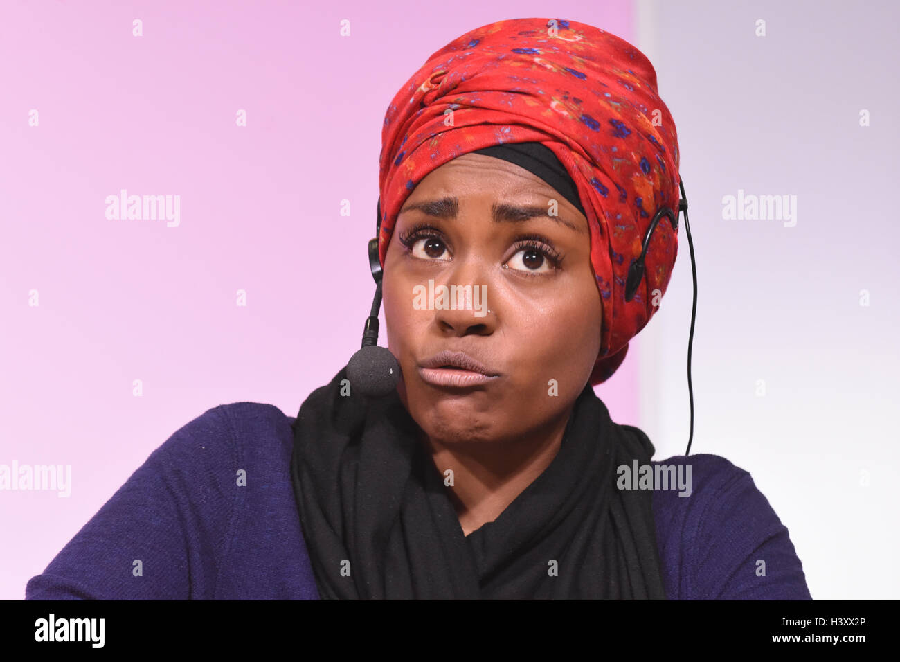 Nadiya Hussain, die große britische Backen aus Sieger 2015, Backen, Demonstration, die Kuchen und Backen Show, Excel, London UK 09.10.2016 Stockfoto