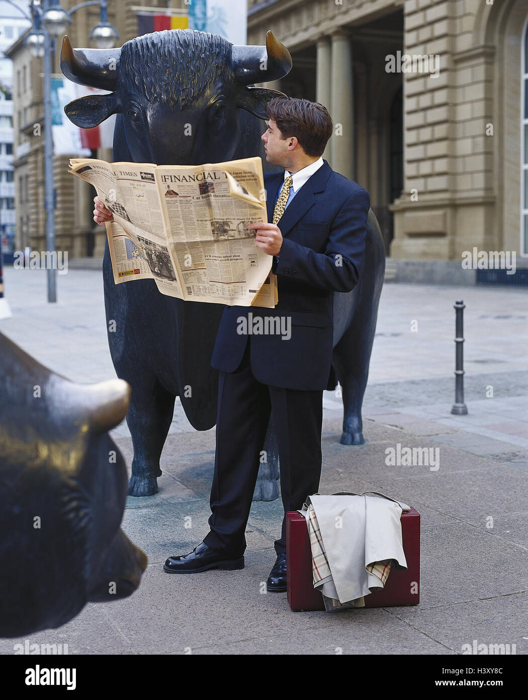 Deutschland, Frankfurt, Börse, Skulptur, Bull, Mann, finanzielle Papier, Blickkontakt Bull und Bär, Stier, Markt und Einbruch, Gewinn, Broker, Zeitung, lesen, Marktpreis, Aktien, Aktien Handel, Beratung Stockfoto