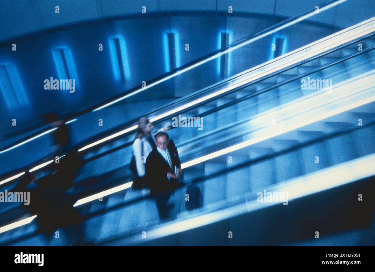 Flughafen-Terminals, Detail, Rolltreppe, Reisende, innen, Flughafen Düsseldorf, Manager, nach oben, Treppen, beweglich, Personentransport, Förderung, Geschäftsleute, weggehen, Ankunft Stockfoto