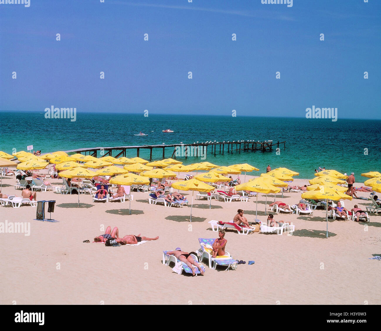 Bulgarien, solar Beach, Badende, Südost-Europa, Slantchev Briag, Resort am Meer, Sandstrand, Strand, Strand, deck Stühle, Sonnenschirme, Brücke, Tourismus, Tourist, Urlaub, Freizeit, Erholung, Sonnenbad, Sommer, draußen Stockfoto