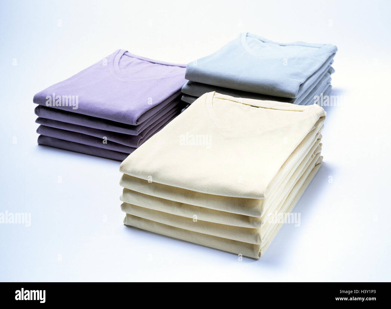 T-Shirts, Chargen-Kleidung, Kleidung, T-shirt, Kleidung, Kleidung, Textilien, Beige, hell blau, lila, Bestellung, erheblich, hochgeklappt, Haushalt, Bügeln, Wäsche Batch Stockfoto