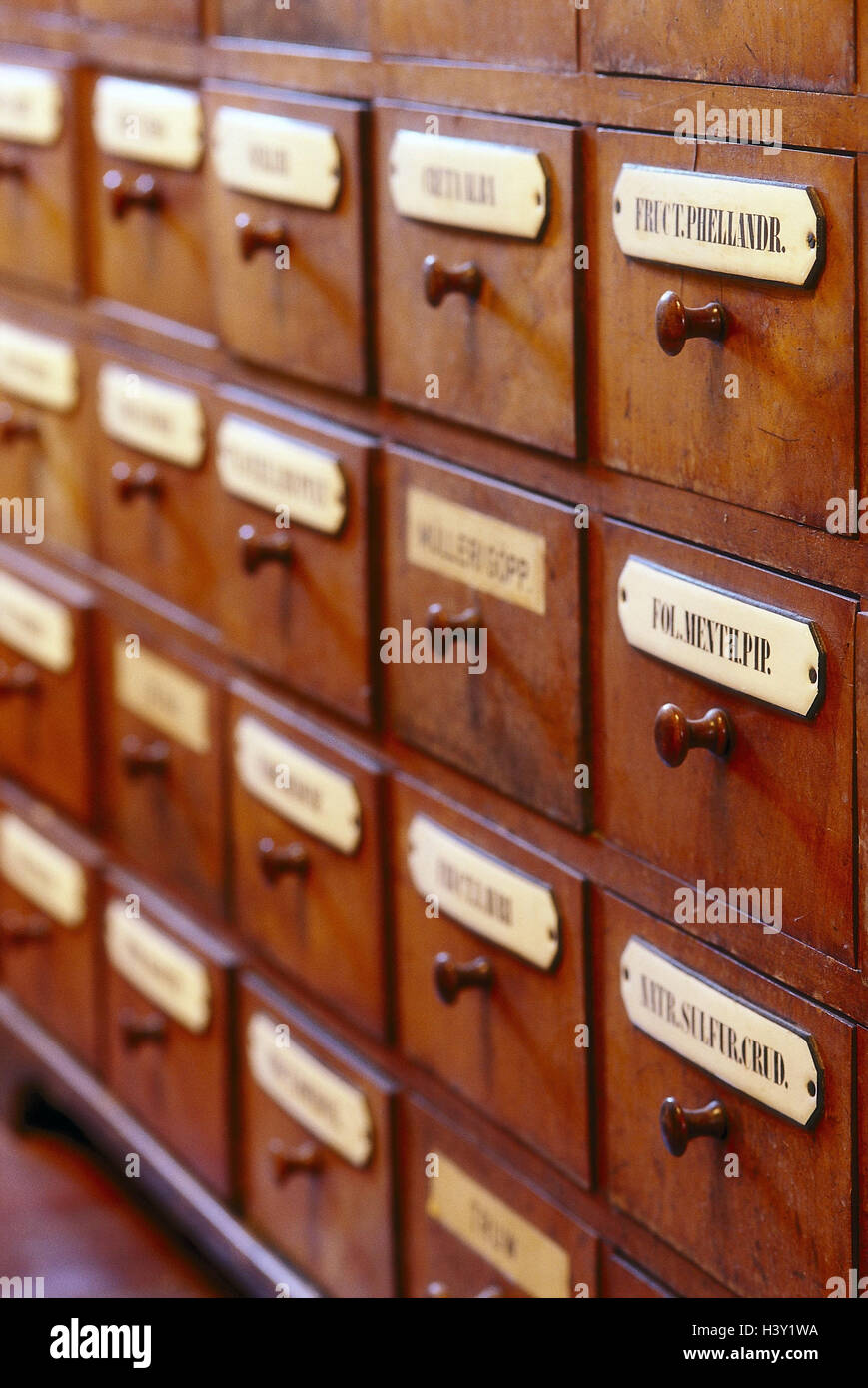 Apotheke, detail, Apothekenschrank, Schubladen innen, Einzelhandel, Handel,  Holz Boxen, nostalgisch, Nostalgie Antik Apotheke, Pharmaka, Lager,  reservieren, Tee, Kräuter, Medizin Stockfotografie - Alamy