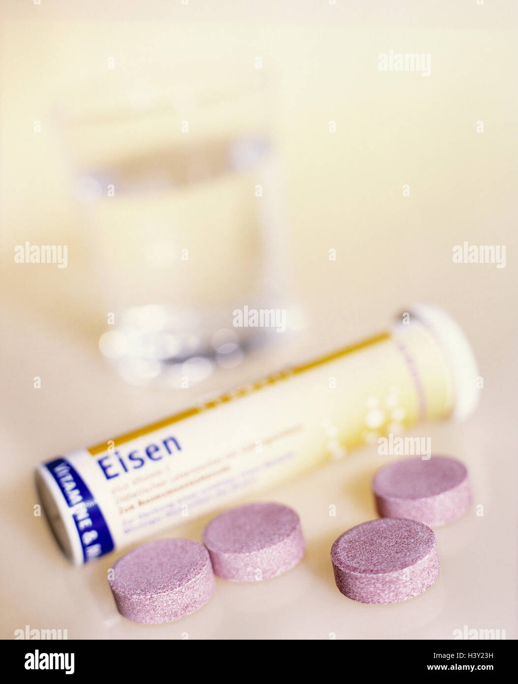 Nahrungs-Ergänzungsmittel, Eisen Herstellung, Brausetabletten, Wasserglas, Stillleben, materielle Aufnahme, Brausetabletten Eisen, Eisen, Tabletten, Gesundheit, Umschlag, Zinn, Wasser, Glas, Unschärfe Stockfoto