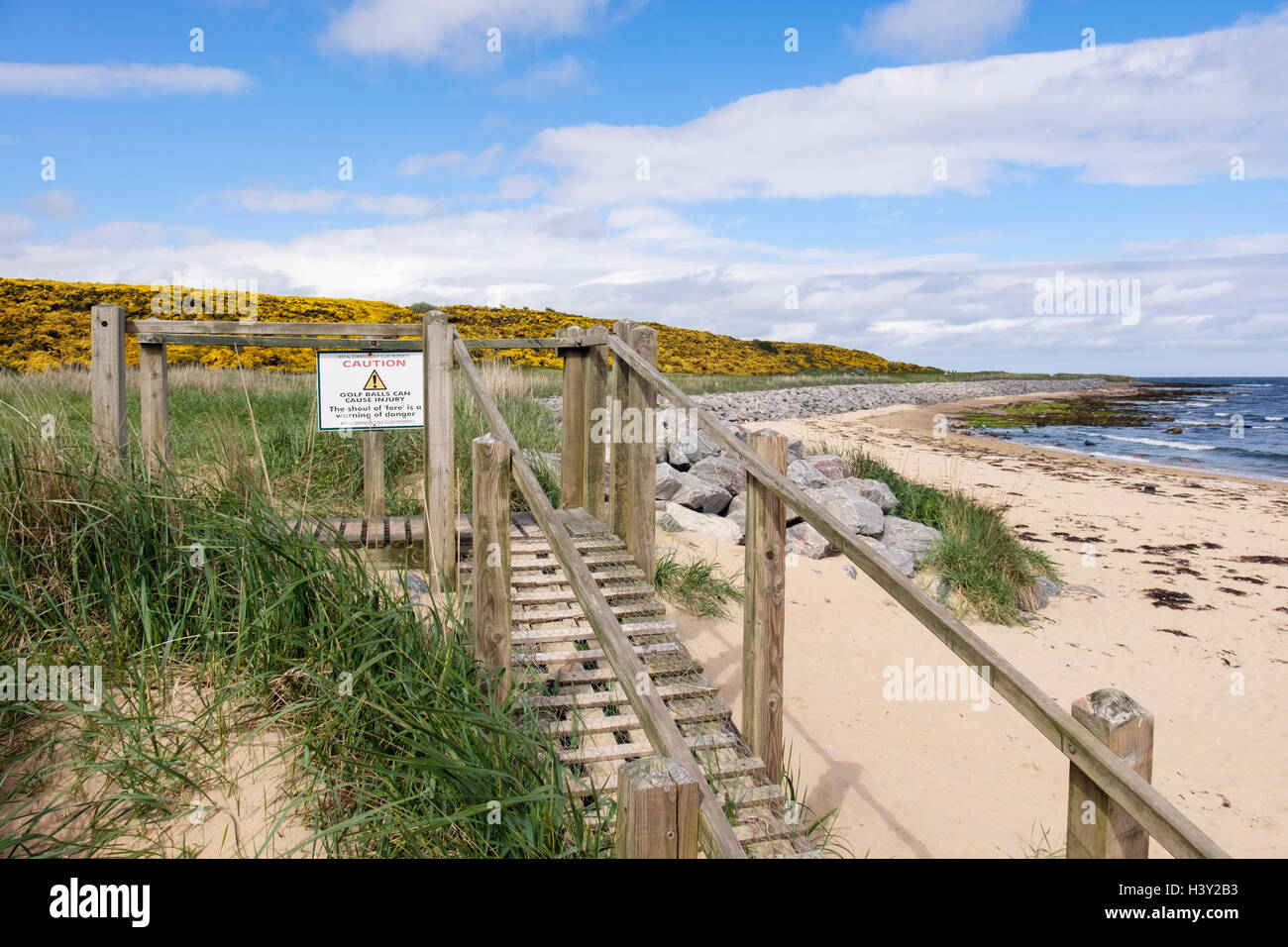 Vorsicht Zeichen Achtung Wanderer auf Fußweg Rampe vom Strand zum Royal Dornoch Golf Club. Dornoch Sutherland Highland, Schottland, Vereinigtes Königreich Stockfoto