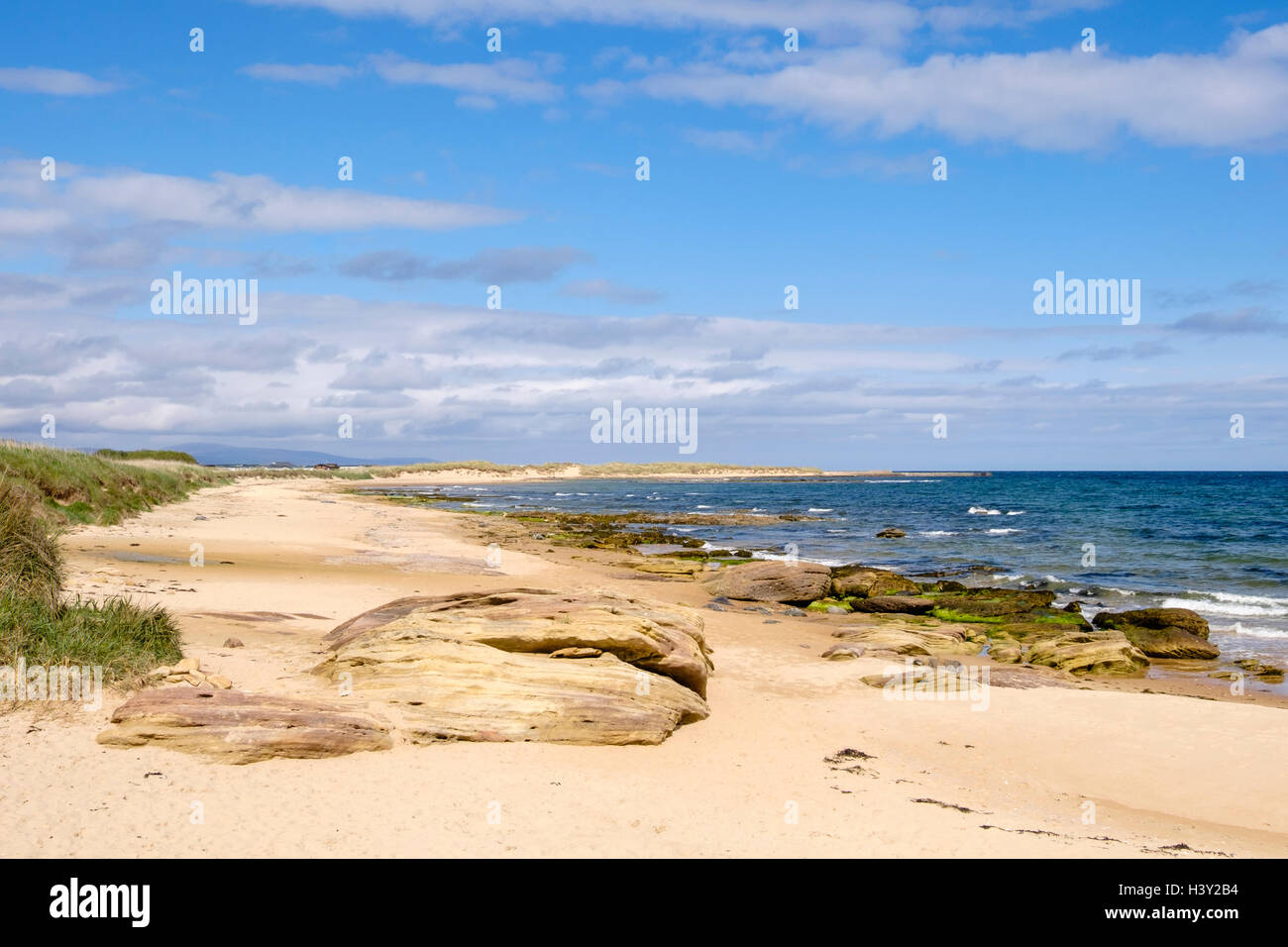 Blick Richtung Embo entlang der wunderschönen leeren Strand. Royal Burgh von Dornoch, Sutherland, Highland, Schottland, Großbritannien, Großbritannien Stockfoto