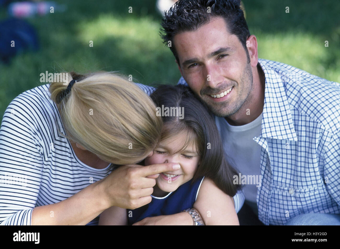 Wiese, Familie, happy, squat, Touch, nasale Punkt, Gruppenbild, ganz in der Nähe, draußen, Sommer, jung, glücklich, Spaß, Freizeit, Lifestyle, Lächeln, Umarmung Eltern, Mädchen, Tochter, Kind, Familie Glück, zusammen, gemeinsam, glücklich, Umarmung, Sicherheit, Affectio Stockfoto