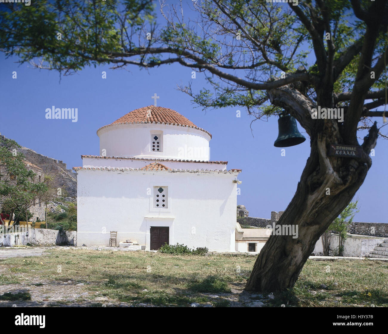 Griechenland, Peloponnes, Balkanhalbinsel, Monemvasia, Untertown, Kirche, außen, Halbinsel, Ort von Interesse, Kirche, Religion, glauben, Kuppel, Gebäude, Struktur, Architektur, Baum Stockfoto