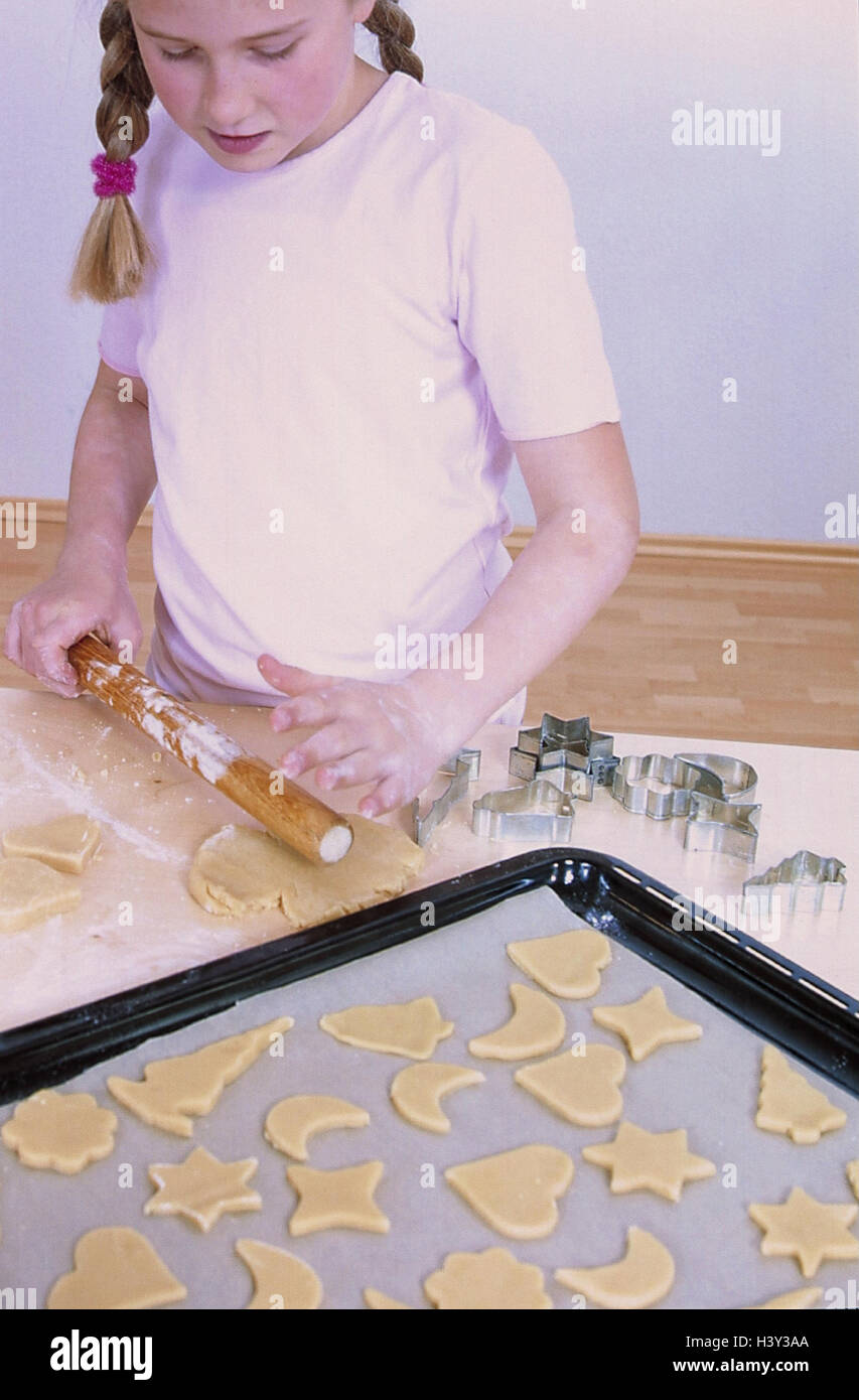 Yule Flut, Backen, Kind, Teig ausrollen, Advent, Weihnachten, Yule Flut, für Weihnachten, Weihnachten, Haushalt, Vorbereitung, Kekse, Plätzchenteig, Ausstecher, Kuchen, Weihnachten Bäcker, süß, Weihnachten-Biskuit, Keks, Kind, Aktivität Stockfoto