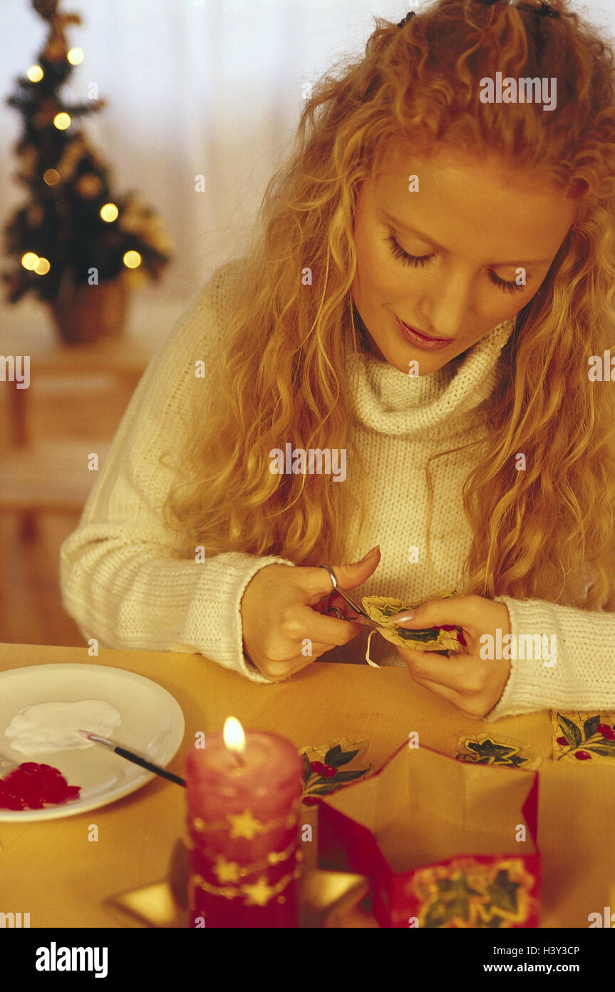 Adventszeit, Frau, Handwerk, Servietten-Technik, Serviette, Advent, Weihnachtszeit, für Weihnachten, Weihnachten, Yule Flut, Aktivitäten, Freizeit, Hobby, Handarbeit, Konzentrate, Konzentration, Lifestyle, geschnitten, innen Stockfoto