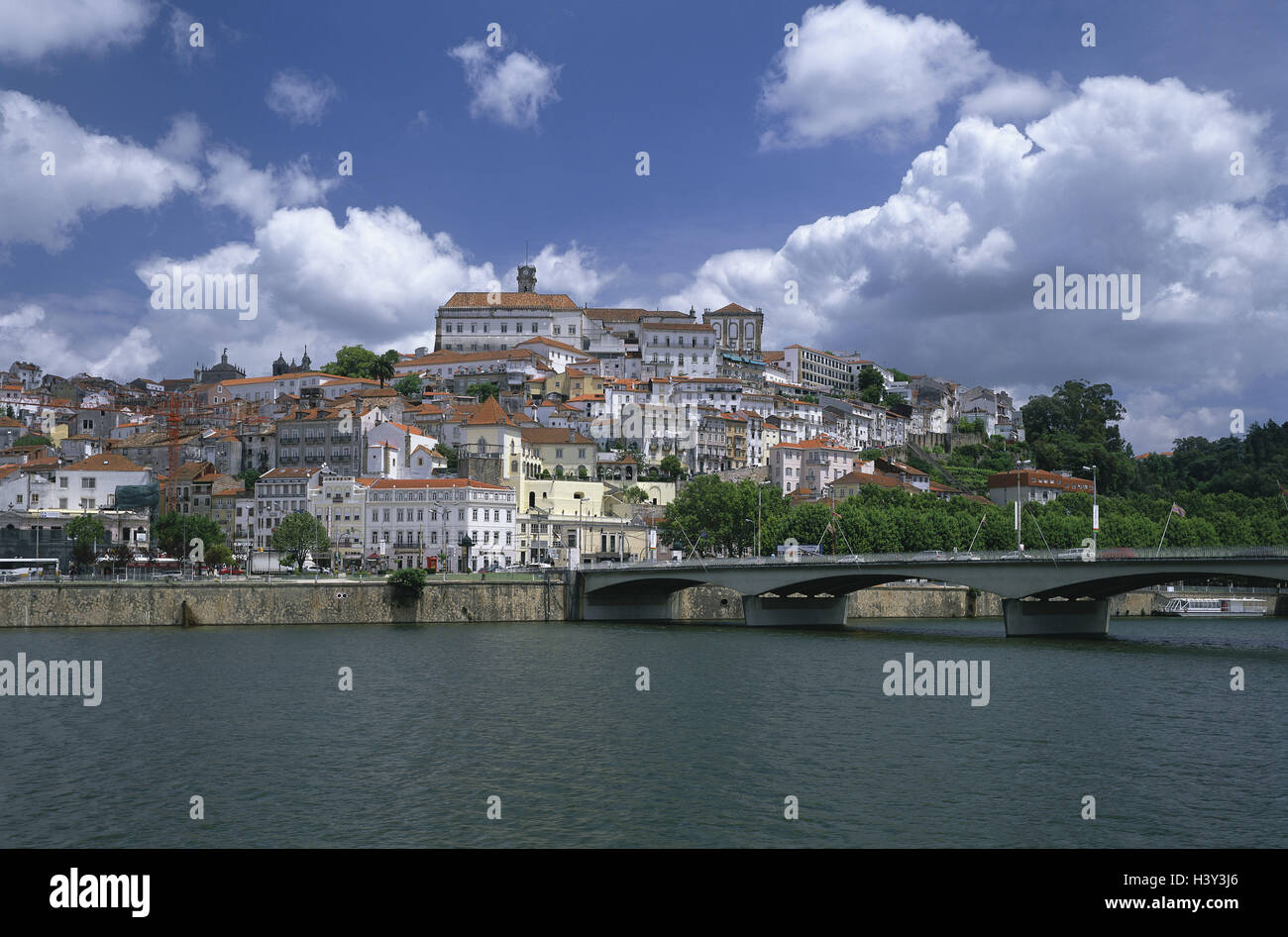 Portugal, Provinz Beira Litoral, Coimbra, Blick auf die Stadt, Rio lunar Ego, Brücke Stadt, Universitätsstadt, Häuser, Universität, Fluss, Stockfoto