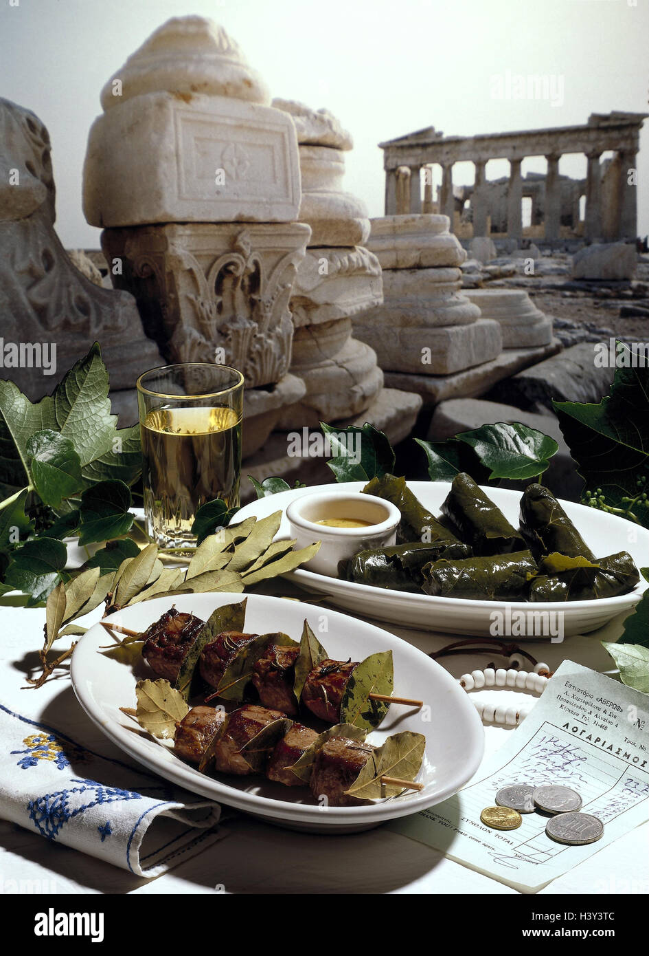 Griechenland, Lebensmittel, kleines Lamm-Spieße, gefüllte Weinblätter, komponieren, Tempel-Ruinen, Ruinen, Vorratskammern, in Griechisch, mediterran, Lamm-Spieß, Weinblätter, gefüllte, Wein, weißer Wein, Urlaub, Essen, trinken Stockfoto