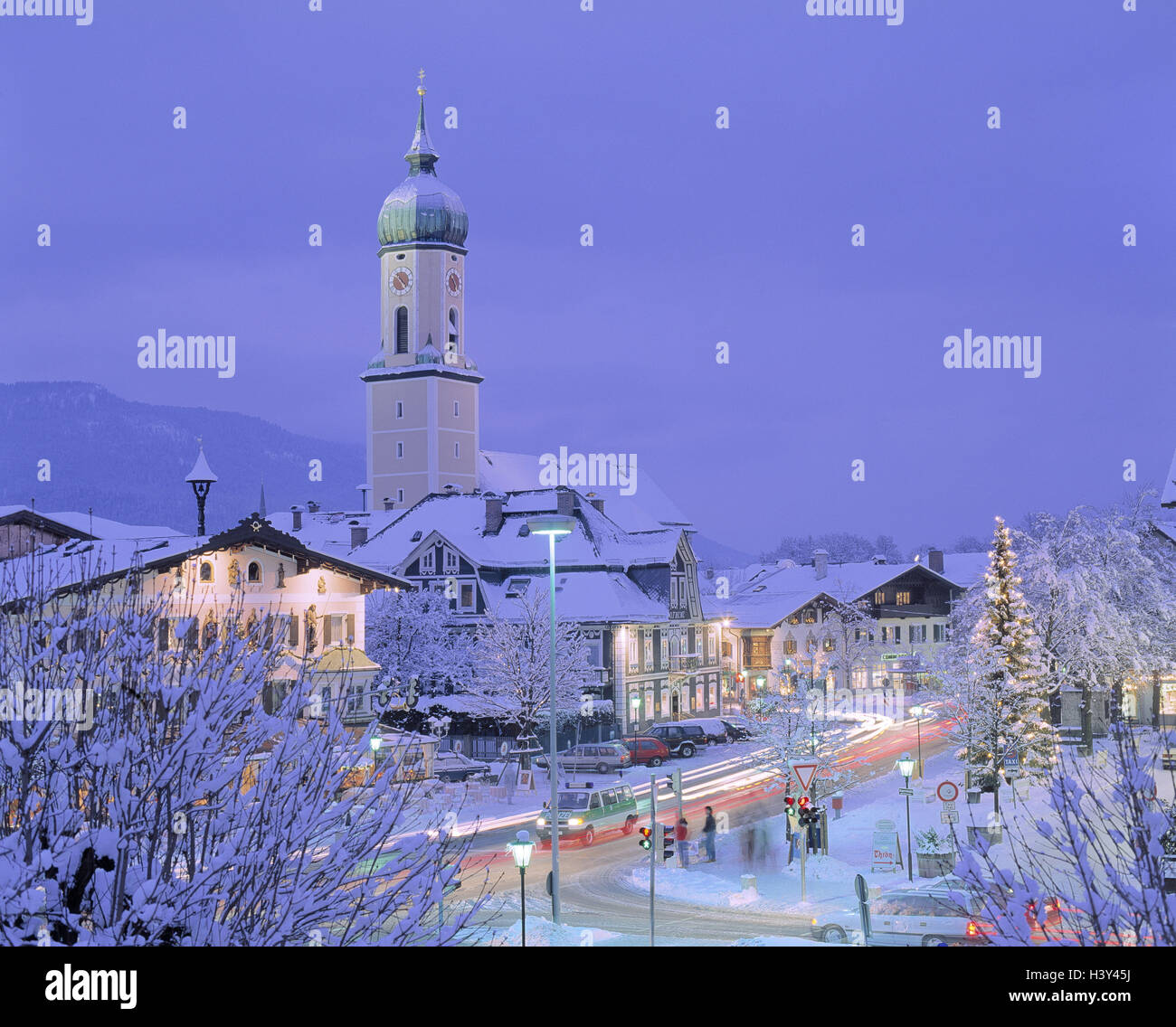 Deutschland, Bayern, Garmisch-Partenkirchen, Dämmerung, Winter, Süddeutschland, Oberbayern, Werdenfelser Land, Marienplatz, Pfarrkirche St. Martin, Kirche, Abend, für Weihnachten, leichte Spuren, Ortszentrum, Stockfoto