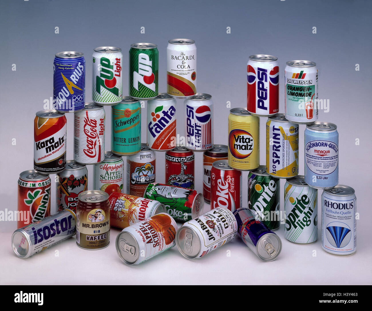 Getränke-Dosen / Aluminium Dosen, Sortiment, Getränk, weich trinken,  Alkohol, alkoholische, alkoholfreie, Zinn, Aluminium, Zinn, trinken,  Umschlag, wertvolles Material Stockfotografie - Alamy