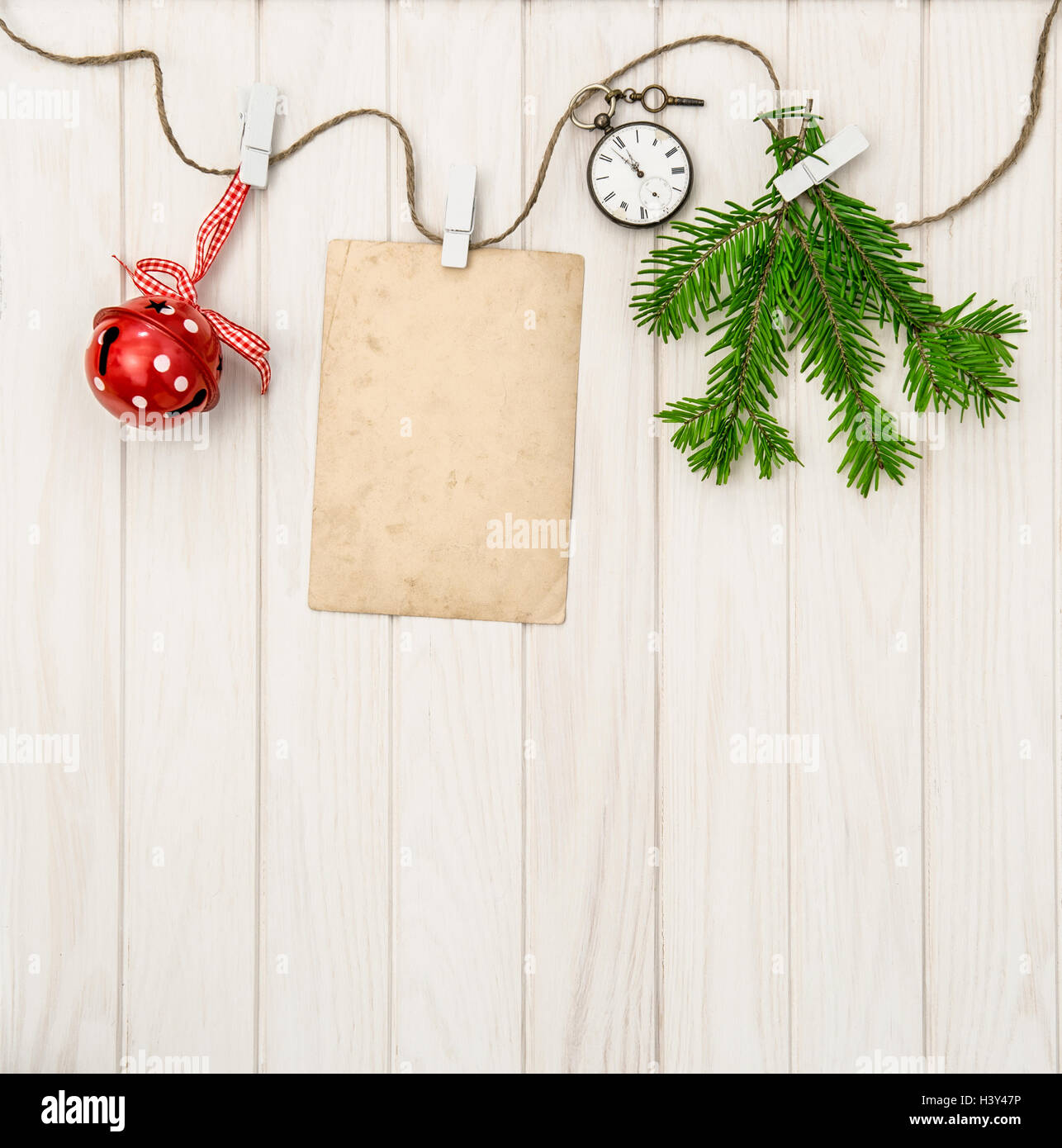 Weihnachtsschmuck mit Grußkarte. Weihnachtsbaum Äste auf hellen Holz Hintergrund Stockfoto