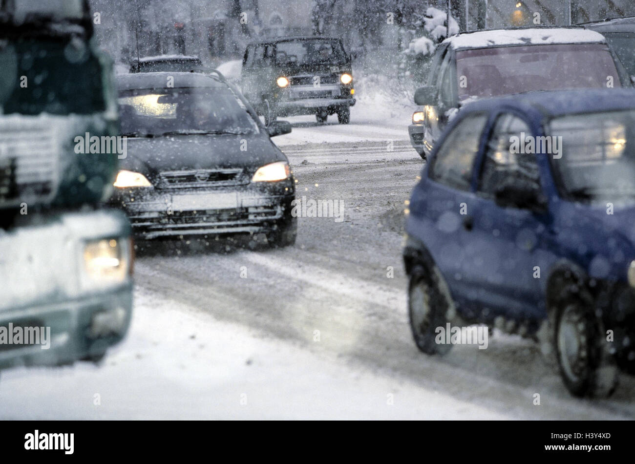 Deutschland, Oberbayern, Garmisch-Partenkirchen, Verkehr, Winter, Schneefall Bayern, Straße, Verkehr, Kreuzung, schneebedeckte, Autos, Pkw, Fahrzeuge, fahren, Gefahr Kollision, Schnee, Straße Beziehungen winterliche, Dämmerung Stockfoto
