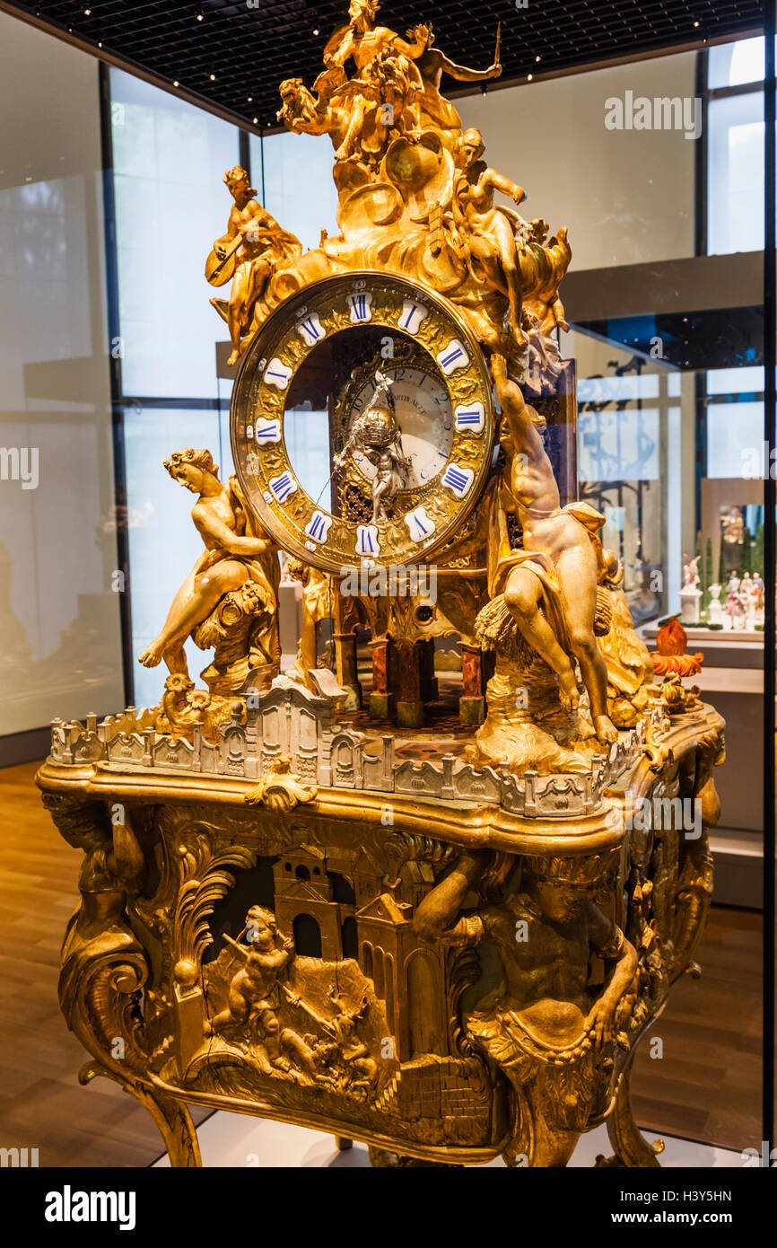 Deutschland, Bayern, München, Bayerisches Nationalmuseum, historische Uhr aus der Meissener Porzellan-Manufaktur Stockfoto