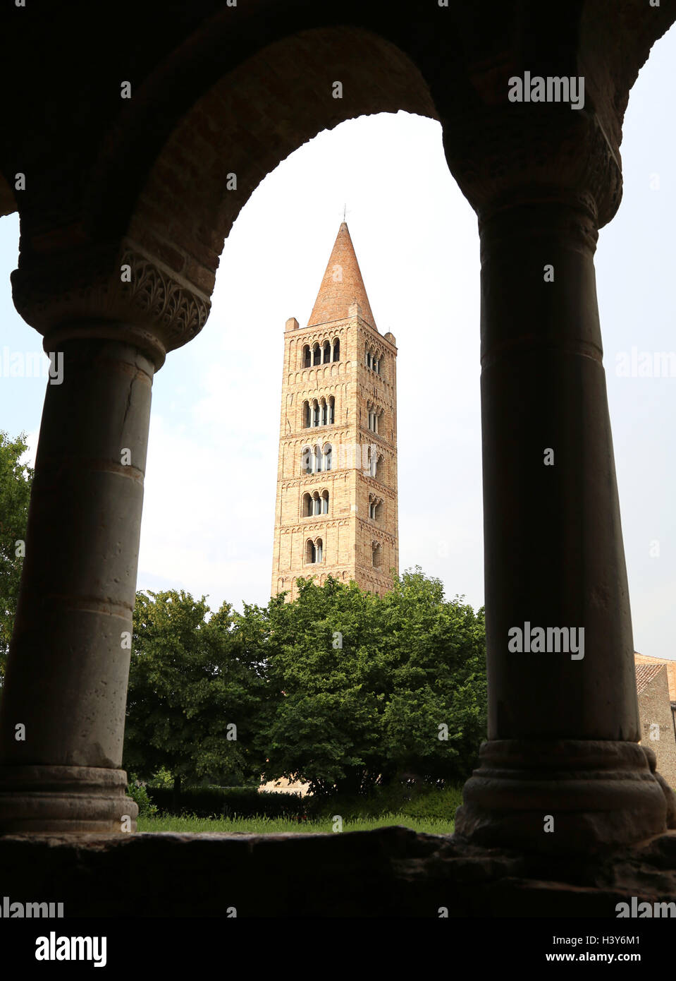 höchsten alten Glockenturm die berühmte Abtei von Pomposa historischen Gebäudes in der Po-Ebene in der Nähe von Ferrara in Italien Stockfoto