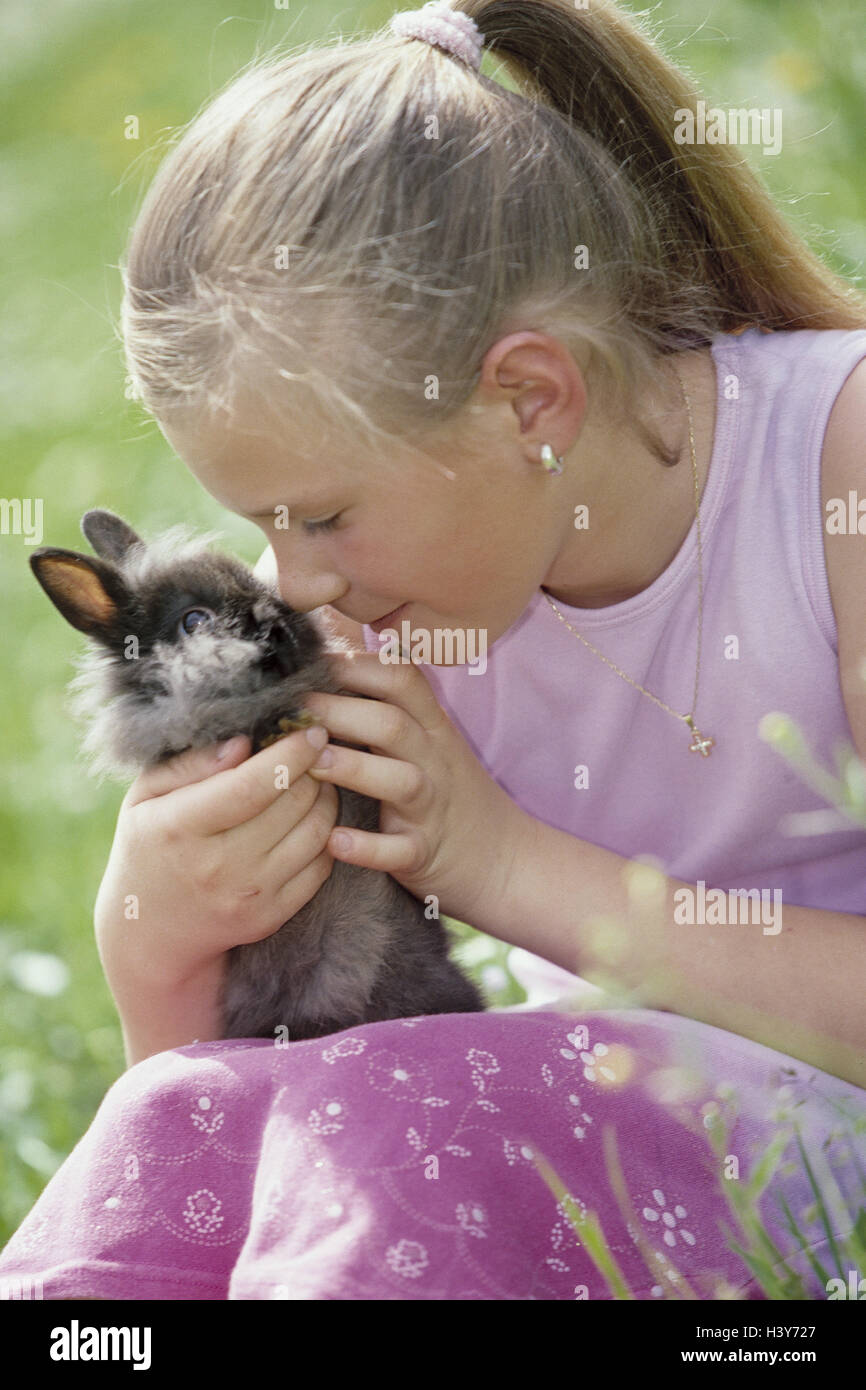 Wiese, Mädchen, pygmy Kaninchen, Schlaganfall, Frühling, 10-13 Jahre, Kind, sitzen, Kindheit, Tiere, Tier, Haustiere, Haustier, Säugetiere, Säugetier, "Hase", Kaninchen, Haus-Kaninchen, Haltung von Haustieren, Tierliebe, Tierliebe, Liebe, streicheln, berühren, liebevoll, kuscheln, Affectio Stockfoto