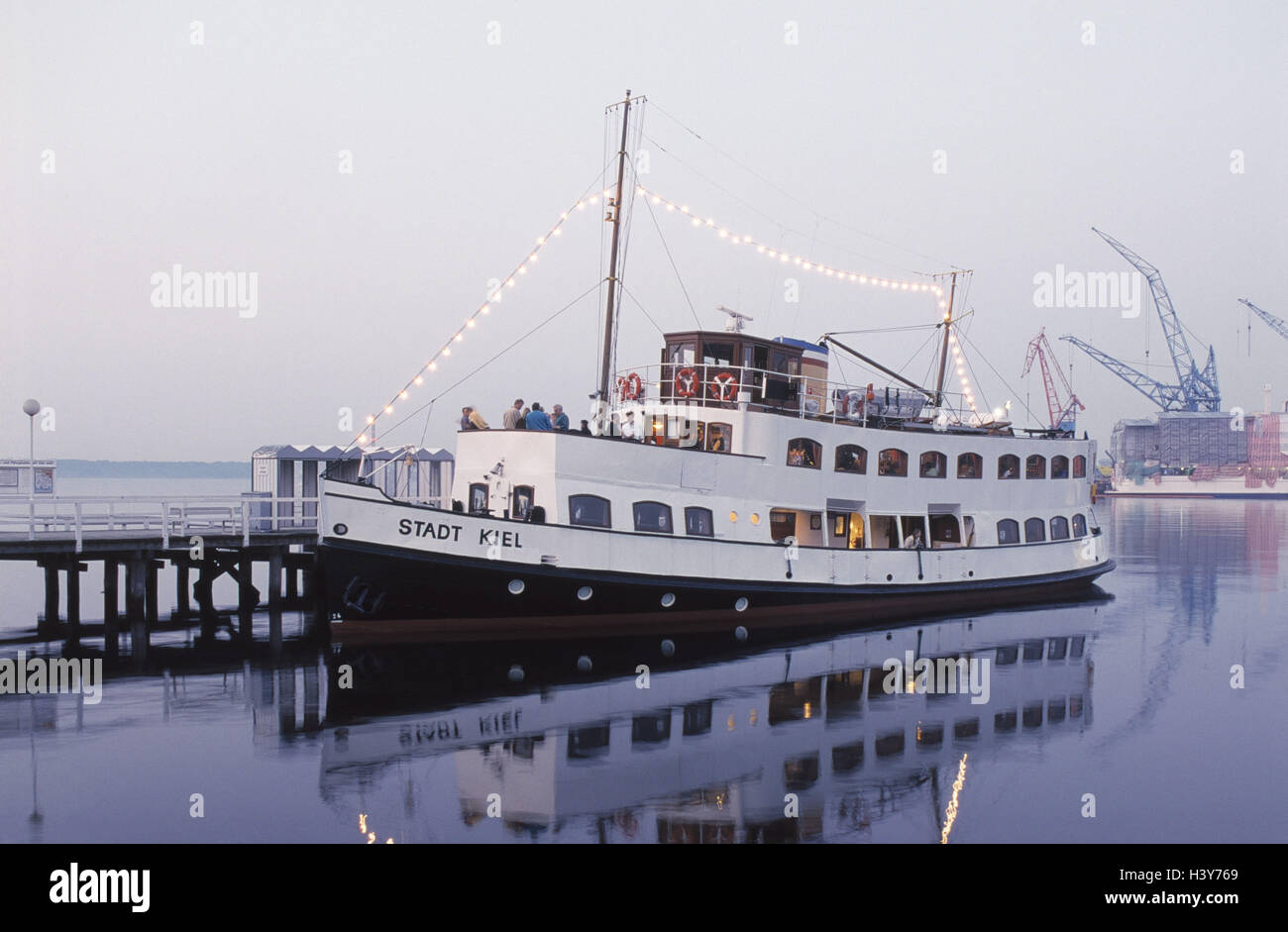 Deutschland, Schleswig - Holstein, Kiel, Navigation Museum, Museum Schiff "Stadt Kiel", Europa, Norddeutschland, Ostsee, Kieler Förde, Kieler Hafen, Hafen, Schiff, Navigation, Museum, Ort von Interesse, Tourismus, Kultur, Dämmerung Stockfoto