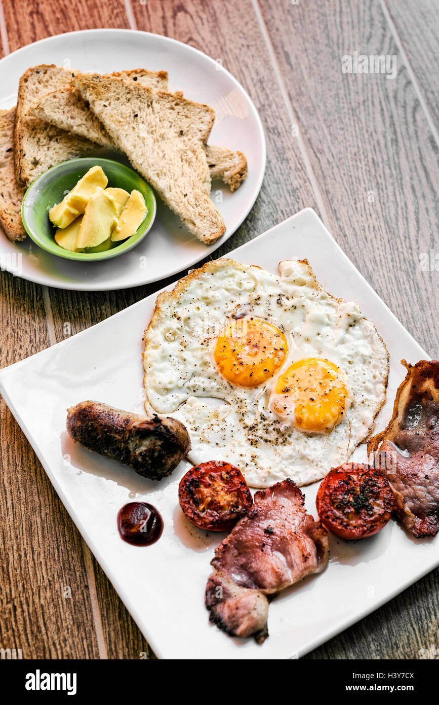 traditionelle Klassiker gebraten englischen britisches Frühstück mit Eiern Speck Tomaten Wurst und toast Stockfoto