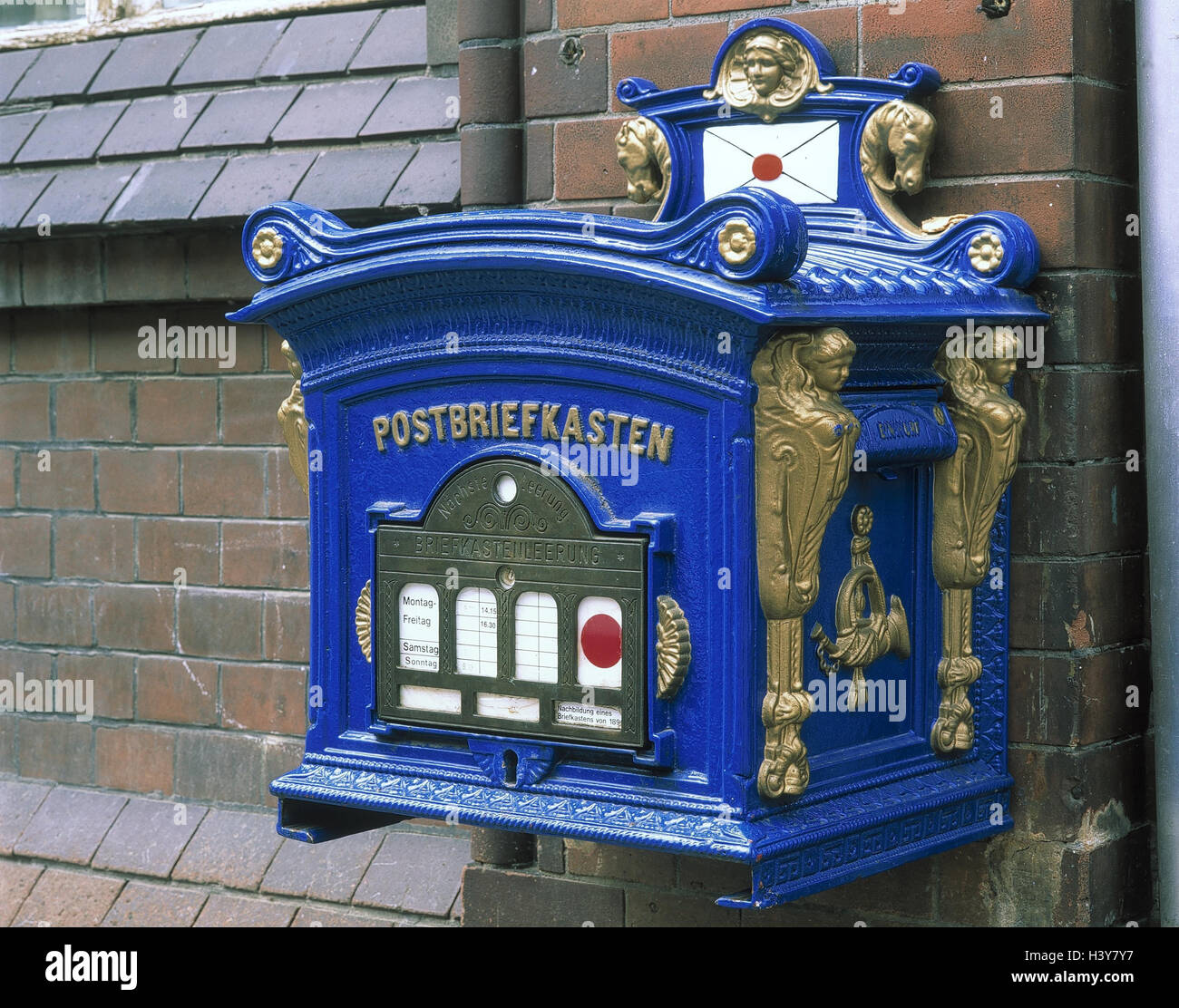 Deutschland, Sachsen-Anhalt, Tangermünde, Post Postfach, defensive Hauswand, Postfach, blau Gold, post in der Vergangenheit, Post Wurf in der Simulation von 1894, außerhalb Stockfoto