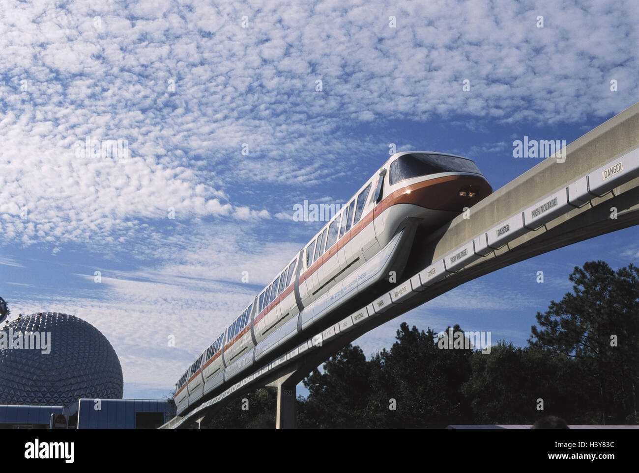 USA, Florida, Orlando, Epcot Center, Monorail, Globus, "Raumschiff Erde", Rechte mit Disney aufholen Vereinigte Staaten Amerika, Kirmes, Freizeitpark, Eingangsbereich, Kugel, Bau, Monorail, Einschienenbahn, Flugbahn, Transport, Publicl bedeutet Stockfoto