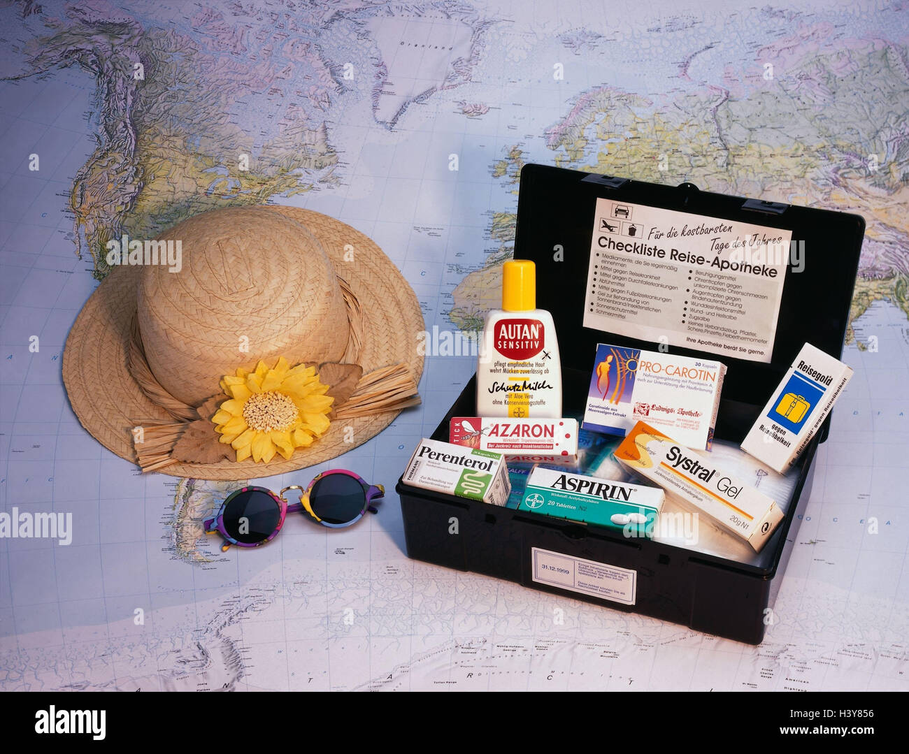 Urlaub, Reiseapotheke, Karte, Strohhut, Sonnenbrille Produktfotografie, Urlaubsreise, Planung, Drogen, Medikamente Stockfoto