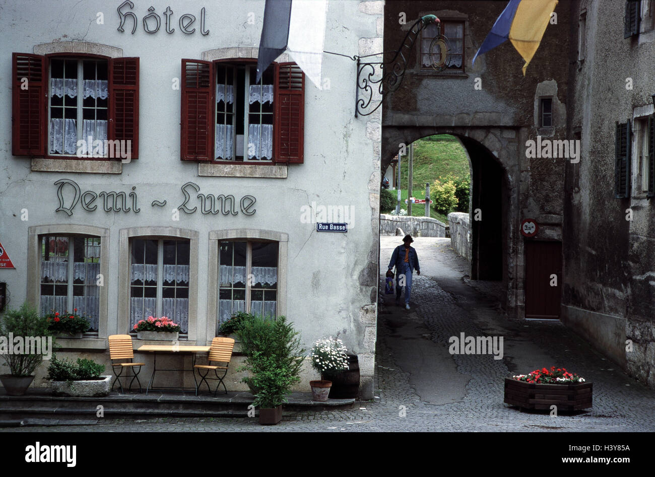 Schweiz, Kanton Jura, Saint-Ursanne, Blick auf die Stadt, Stadt-Tor, Rue Bass, Hôtel de la Demi-Lune, Europa, Suisse, Svizzera, Svizzra, Nodwesten, St-Ursanne, Stadt, Hobbits, historisch, lokale anzeigen, Altstadt, Gastronomie, Hotel, Restaurant, Lane, Ziel, p Stockfoto