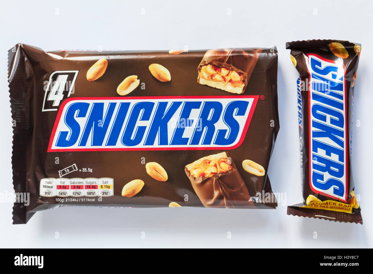 4er-Pack Snickers Schokoriegel mit einem entfernt UK isoliert auf weißem Hintergrund Stockfoto