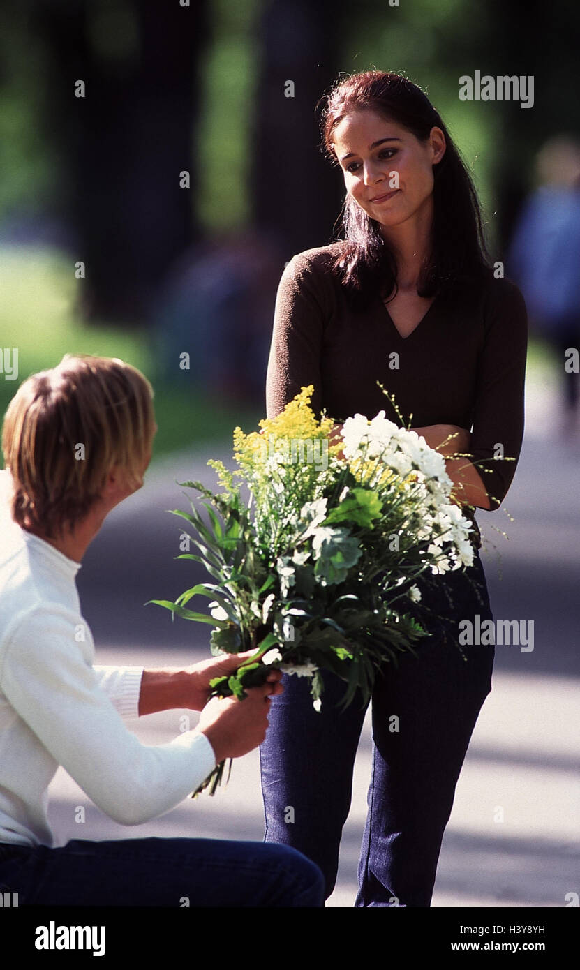 Park, jung, Mann, paar, Strauß, entschuldigen Sie mich, Frau, Mimik, conciliatorily Blumen, Entschuldigung, entschuldigen Sie mich, Anwendung, Heiratsantrag, Entschuldigung, Reue, Liebe, Liebe beichten, Versöhnung, im Außenbereich Stockfoto