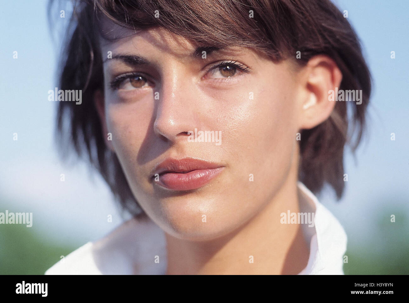 Frau, Mimik, ernst, Porträt, draußen, jung, Haare, braune, kurze Frisur, kurze Haare Frisur, beobachten, Beobachtung, Kurs, Natürlichkeit, attraktiv, sehr in der Nähe Stockfoto