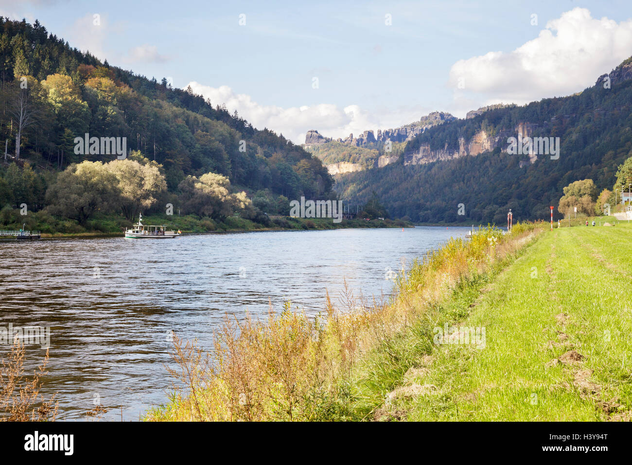 Fluss Elbe mit Blick auf die deutsche Grenze, Böhmische Schweiz, Hrensko, Usti Nad Labem, Tschechische Republik Stockfoto