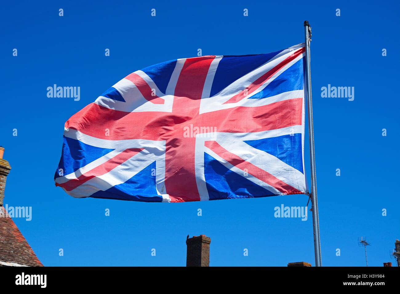 Union Jack Flagge vor einem blauen Himmel, Wareham, Dorset, England, Vereinigtes Königreich, West-Europa. Stockfoto