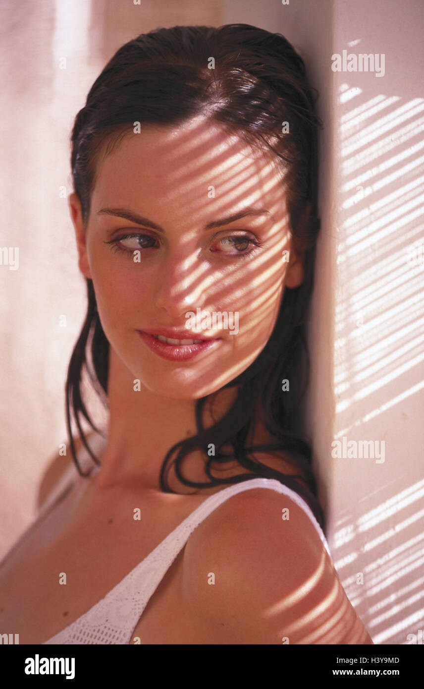 Frau, junge, Lächeln, Haare nass, Wand, schlanke, Licht, Schatten, Porträt, Frauen Porträt, 20 Jahre, Seitenansicht, Kurs, Natürlichkeit, dunkelhaarige, Langhaarig, Schönheit, warten, verstecken, beobachten, Schönheit, Attraktivität, Sommer, außerhalb Stockfoto