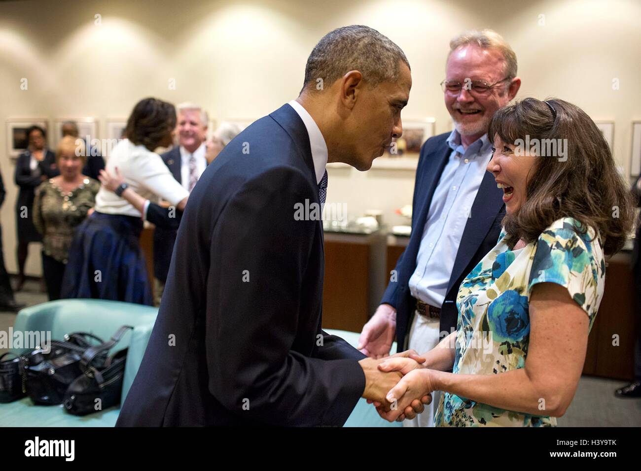 US-Präsident Barack Obama begrüßt Linda und Russ Dickson, ein Texas-paar, einen Brief an den Präsidenten über die bezahlbare Pflege Act bei der Lyndon Baines Johnson Präsidentenbibliothek 10. April 2014 in Austin, Texas schrieb. Stockfoto