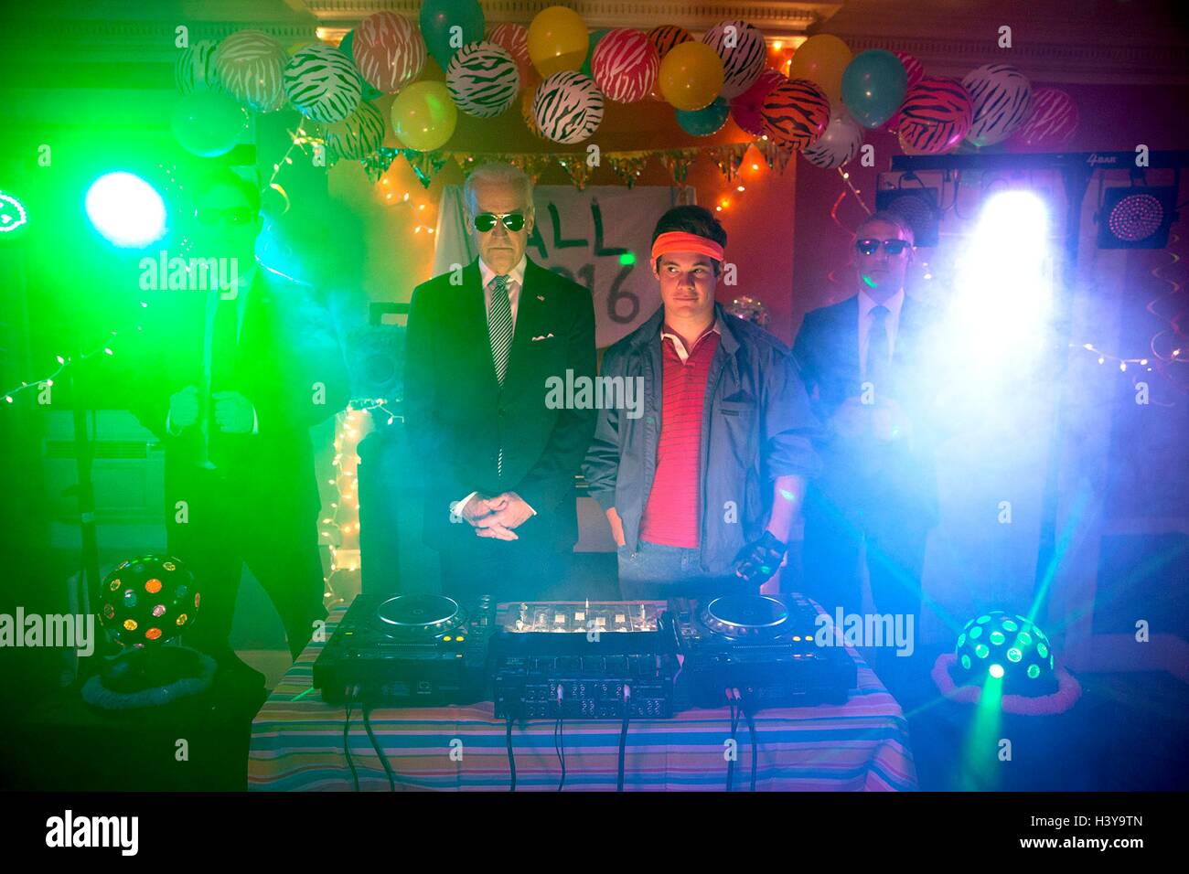 US-Vizepräsident Joe Biden mit Michael Schrum und Greg Schultz spielt die Rolle des Secret Service Agenten während der Aufzeichnung eines Segmentes für "Funny or Die" Fernsehen zeigen in der Josephine Butler Parkanlagen Mitte 17. Mai 2016 in Washington, D.C. Stockfoto