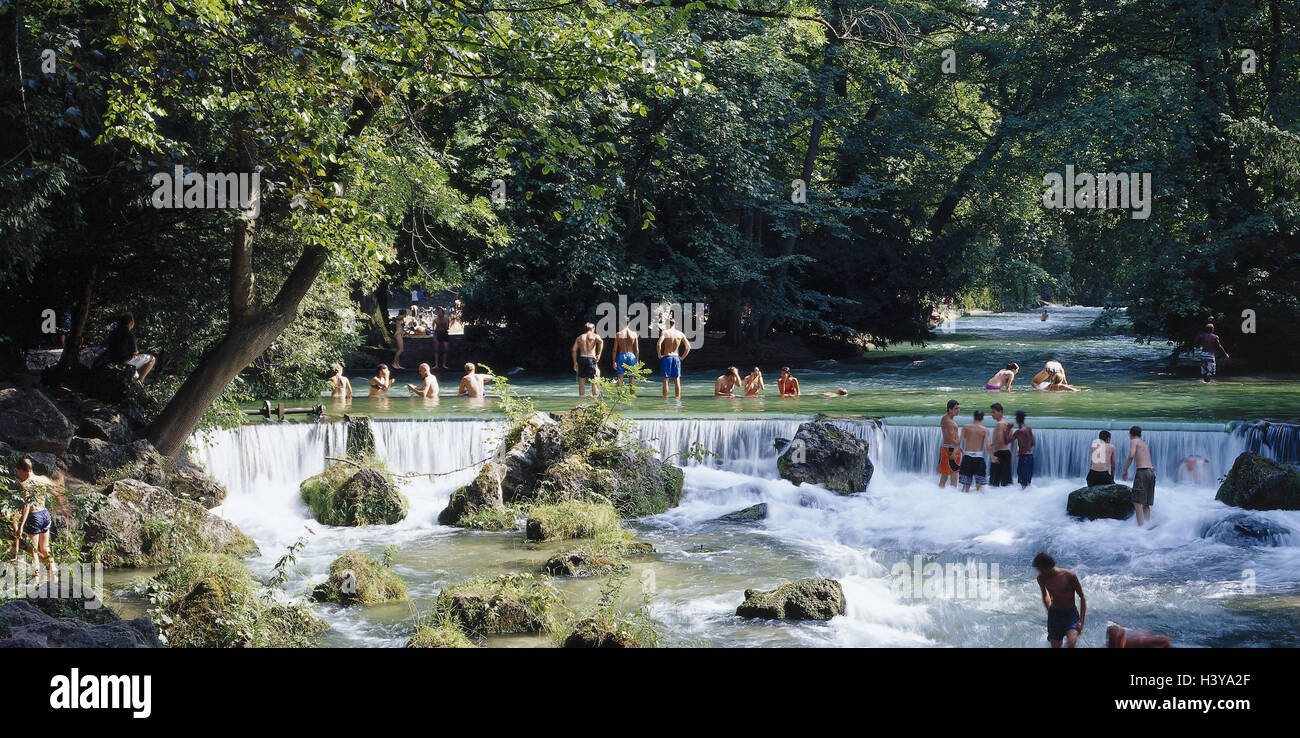 Deutschland Bayern Munchen Englischer Garten Eis Bach Badende