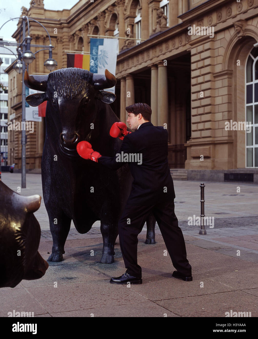 Deutschland, Frankfurt am Main, stock Exchange, Skulptur, Bull, Mann, Boxhandschuhe, kämpfen Finanzgeschäfte, Geschäfte, Gewinne, Verluste, Lager Handel, Bestände, Makler, Kampf, Stier und Bär, Stier Markt und Einbruch Stockfoto