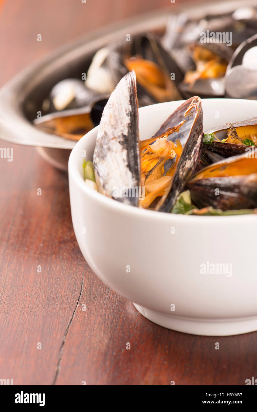 Gebratene Muscheln mit asiatischer Krautsalat. Fischgericht serviert. Rustikale Gourmet Meeresfrüchte-Abendessen. Stockfoto