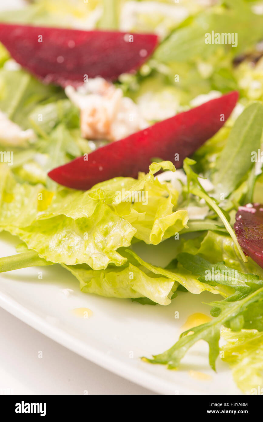 Salat mit Roter Beete in Nahaufnahme. Gesunde Ernährung-Essen mit Gemüse. Serviert auf einem Teller als vegetarisches Gericht oder Vorspeise. Stockfoto