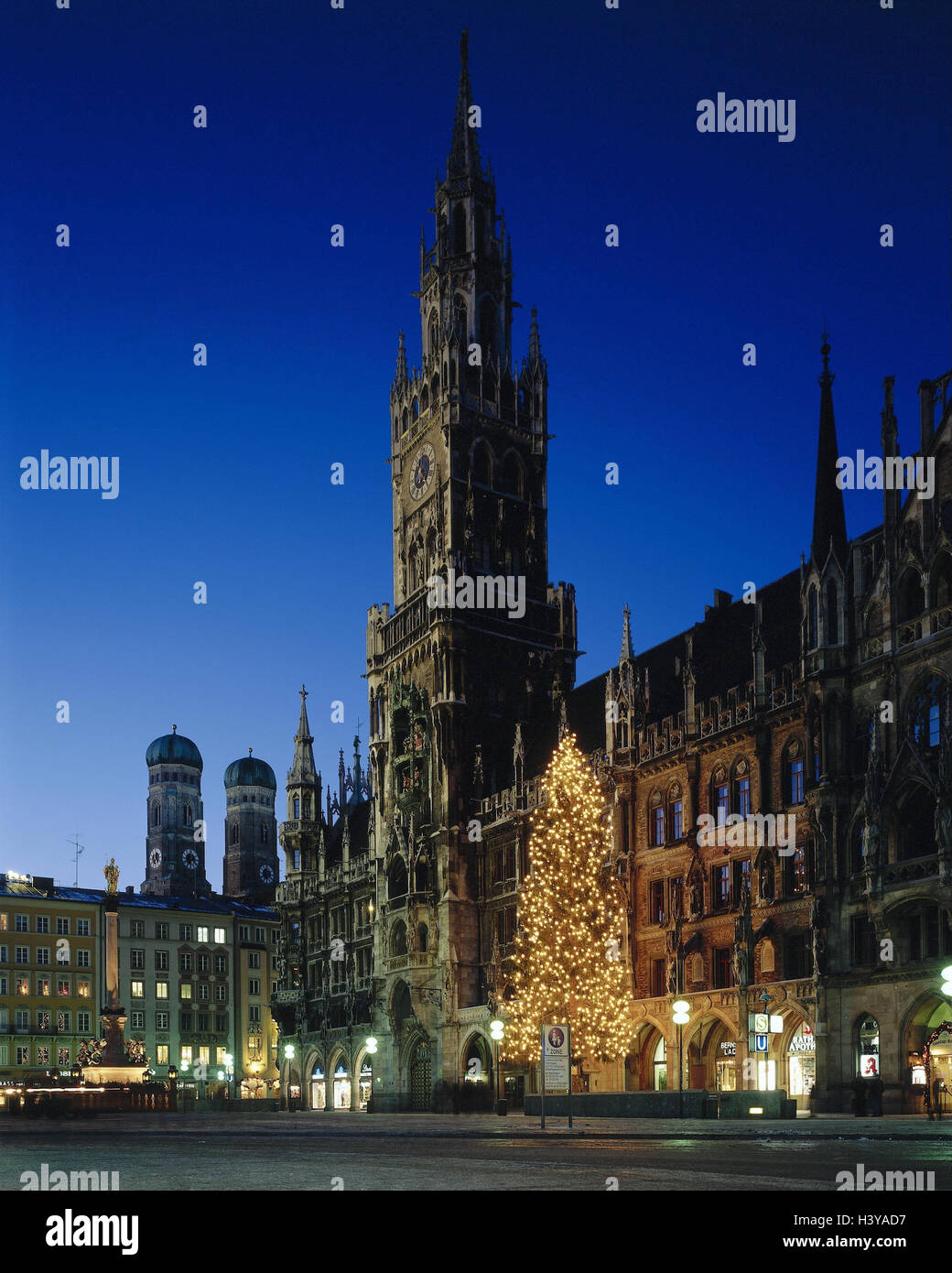 Deutschland, Bayern, München, Marienplatz, neues Rathaus, Weihnachtsbaum, Oberbayern, Fußgängerzone, Struktur, Gebäude, Architektur, Baustil, Neo-Gotik, 1867-1908, Kultur, Kirche unserer lieben Frau, detailliert Abend Kirchtürme, Ort von Interesse, Stockfoto
