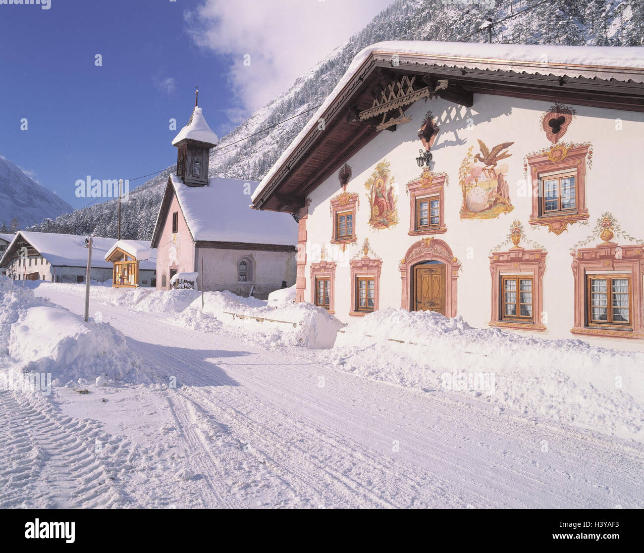 Österreich, Tirol, Leutasch, lokale Ansicht, Winter, draußen, Feld "Region Meer", Häuser, Wohnhäuser, Kirche, Band, Straße, Schnee, Lüftlmalerei, Lüftelmalerei, Malerei, Malerei Fassade Stockfoto