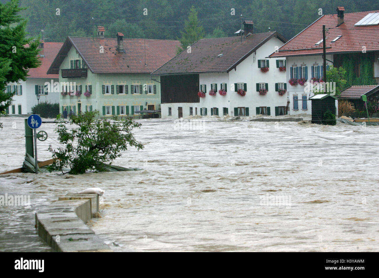 Deutschland Bayern Eschenlohe Fluss Loisach Hochwasser Skyline Hauser Uberschwemmungen Nicht Exklusiven Europa Oberbayern Sudbayern Dorf Uberflutung Uberschwemmung Flut Hochwasser Katastrophe Katastrophe Kraft Der Natur Natur